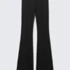 Pantalones de talle bajo, ajustados y acampanados – Negro Pantalones de talle bajo, ajustados y acampanados – Negro