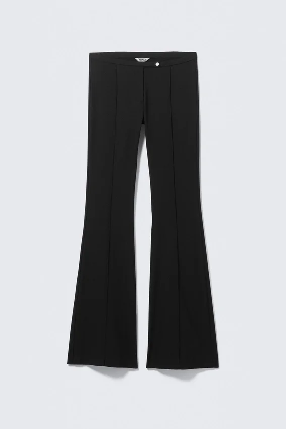 Pantalones de talle bajo, ajustados y acampanados – Negro Pantalones de talle bajo, ajustados y acampanados – Negro
