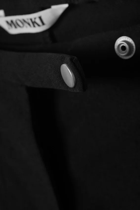 Pantalones de talle bajo, ajustados y acampanados – Negro Pantalones de talle bajo, ajustados y acampanados – Negro