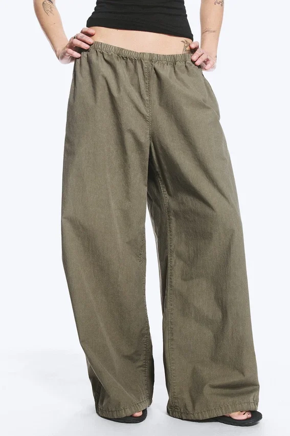 Pantalones de talle bajo con elástico en la cintura, confeccionados en tejido ripstop – Verde caqui apagado Pantalones de talle bajo con elástico en la cintura, confeccionados en tejido ripstop – Verde caqui apagado