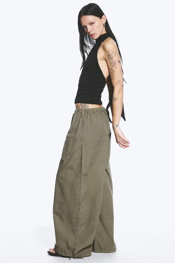 Pantalones de talle bajo con elástico en la cintura, confeccionados en tejido ripstop – Verde caqui apagado Pantalones de talle bajo con elástico en la cintura, confeccionados en tejido ripstop – Verde caqui apagado