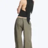 Pantalones de talle bajo con elástico en la cintura, confeccionados en tejido ripstop – Verde caqui apagado Pantalones de talle bajo con elástico en la cintura, confeccionados en tejido ripstop – Verde caqui apagado