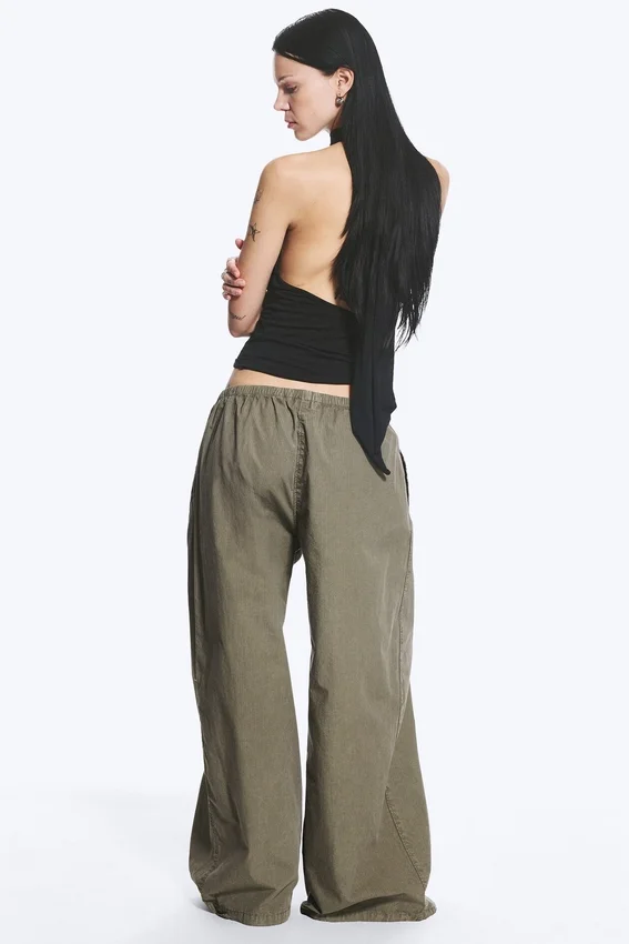 Pantalones de talle bajo con elástico en la cintura, confeccionados en tejido ripstop – Verde caqui apagado Pantalones de talle bajo con elástico en la cintura, confeccionados en tejido ripstop – Verde caqui apagado