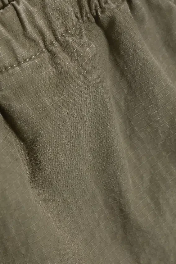 Pantalones de talle bajo con elástico en la cintura, confeccionados en tejido ripstop – Verde caqui apagado Pantalones de talle bajo con elástico en la cintura, confeccionados en tejido ripstop – Verde caqui apagado