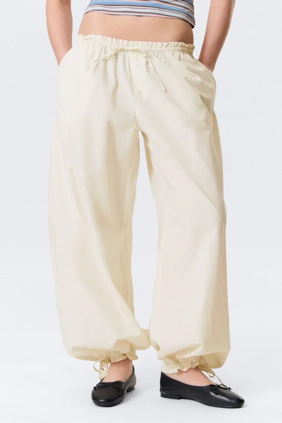 Pantalones de talle bajo con fruncidos y cordón – Blanco roto Pantalones de talle bajo con fruncidos y cordón – Blanco roto