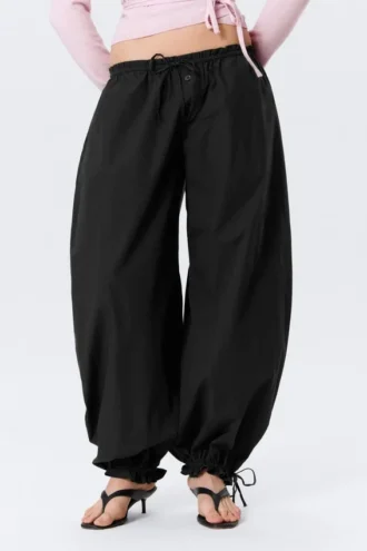 Pantalones de talle bajo con fruncidos y cordón – Negro