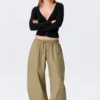Pantalones de talle bajo con fruncidos y cordón – Verde caqui claro Pantalones de talle bajo con fruncidos y cordón – Verde caqui claro