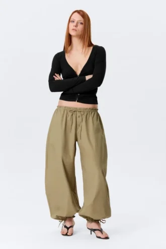 Pantalones de talle bajo con fruncidos y cordón – Verde caqui claro