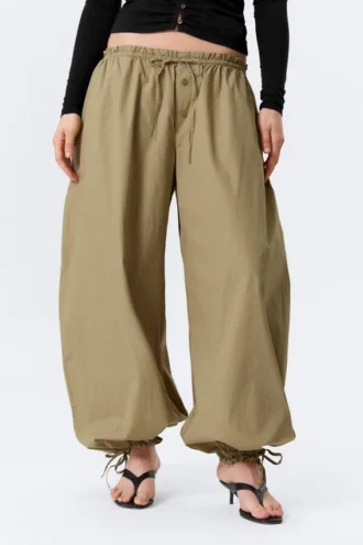 Pantalones de talle bajo con fruncidos y cordón – Verde caqui claro
