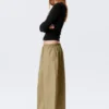 Pantalones de talle bajo con fruncidos y cordón – Verde caqui claro Pantalones de talle bajo con fruncidos y cordón – Verde caqui claro