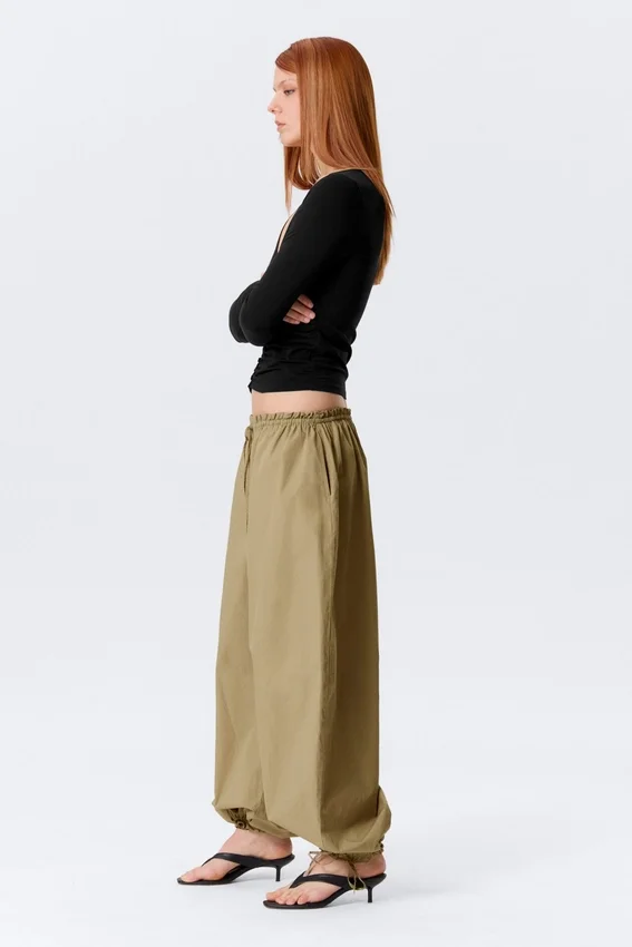 Pantalones de talle bajo con fruncidos y cordón – Verde caqui claro Pantalones de talle bajo con fruncidos y cordón – Verde caqui claro