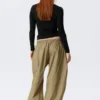 Pantalones de talle bajo con fruncidos y cordón – Verde caqui claro Pantalones de talle bajo con fruncidos y cordón – Verde caqui claro