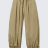 Pantalones de talle bajo con fruncidos y cordón – Verde caqui claro Pantalones de talle bajo con fruncidos y cordón – Verde caqui claro