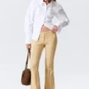 Pantalones de talle bajo, corte ajustado y pernera acampanada – Beige Pantalones de talle bajo, corte ajustado y pernera acampanada – Beige