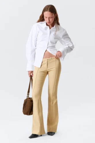 Pantalones de talle bajo, corte ajustado y pernera acampanada – Beige