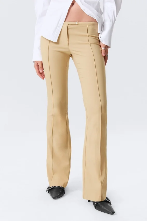 Pantalones de talle bajo, corte ajustado y pernera acampanada – Beige Pantalones de talle bajo, corte ajustado y pernera acampanada – Beige