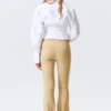 Pantalones de talle bajo, corte ajustado y pernera acampanada – Beige Pantalones de talle bajo, corte ajustado y pernera acampanada – Beige