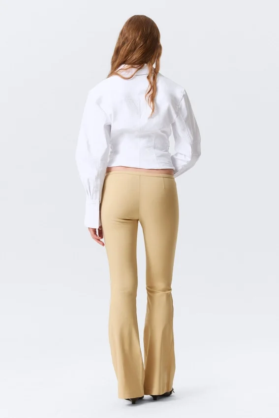 Pantalones de talle bajo, corte ajustado y pernera acampanada – Beige Pantalones de talle bajo, corte ajustado y pernera acampanada – Beige