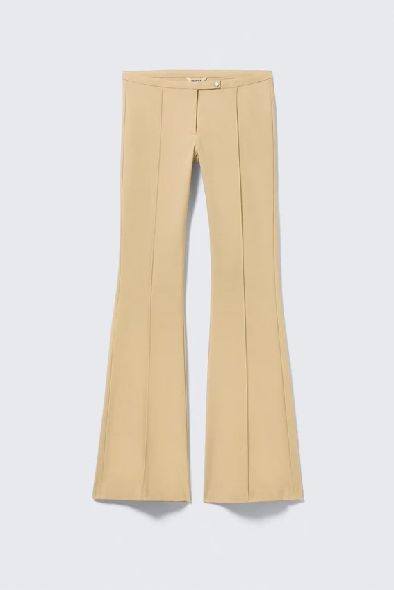 Pantalones de talle bajo, corte ajustado y pernera acampanada – Beige Pantalones de talle bajo, corte ajustado y pernera acampanada – Beige