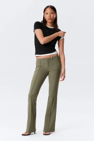 Pantalones de talle bajo, corte ajustado y pernera acampanada – Verde caqui oscuro