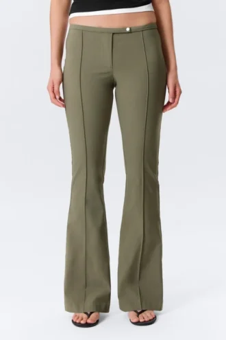 Pantalones de talle bajo, corte ajustado y pernera acampanada – Verde caqui oscuro