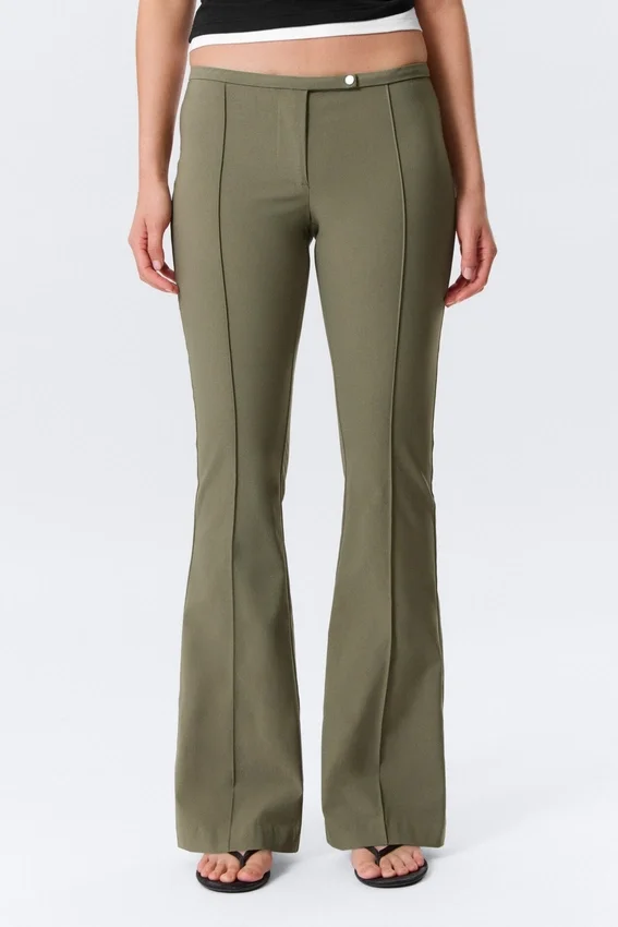 Pantalones de talle bajo, corte ajustado y pernera acampanada – Verde caqui oscuro Pantalones de talle bajo, corte ajustado y pernera acampanada – Verde caqui oscuro