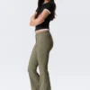 Pantalones de talle bajo, corte ajustado y pernera acampanada – Verde caqui oscuro Pantalones de talle bajo, corte ajustado y pernera acampanada – Verde caqui oscuro