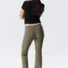 Pantalones de talle bajo, corte ajustado y pernera acampanada – Verde caqui oscuro Pantalones de talle bajo, corte ajustado y pernera acampanada – Verde caqui oscuro