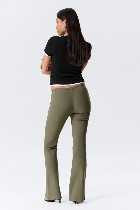 Pantalones de talle bajo, corte ajustado y pernera acampanada – Verde caqui oscuro Pantalones de talle bajo, corte ajustado y pernera acampanada – Verde caqui oscuro