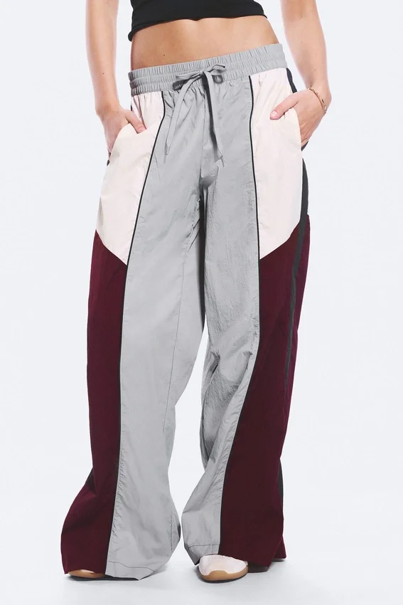 Pantalones de talle bajo y pierna ancha con bloques de color – Gris/Rosa/Rojo Pantalones de talle bajo y pierna ancha con bloques de color – Gris/Rosa/Rojo