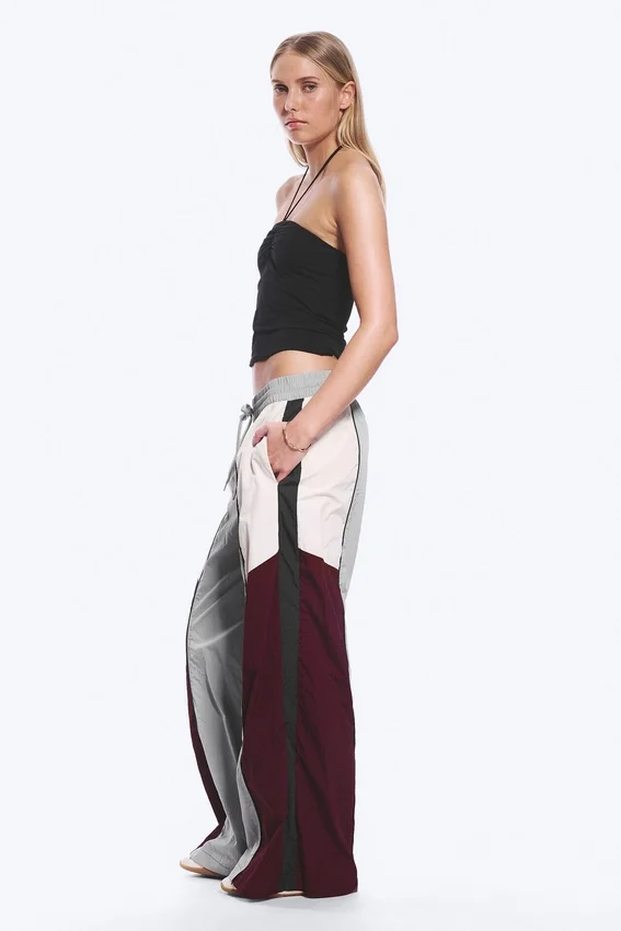 Pantalones de talle bajo y pierna ancha con bloques de color – Gris/Rosa/Rojo Pantalones de talle bajo y pierna ancha con bloques de color – Gris/Rosa/Rojo