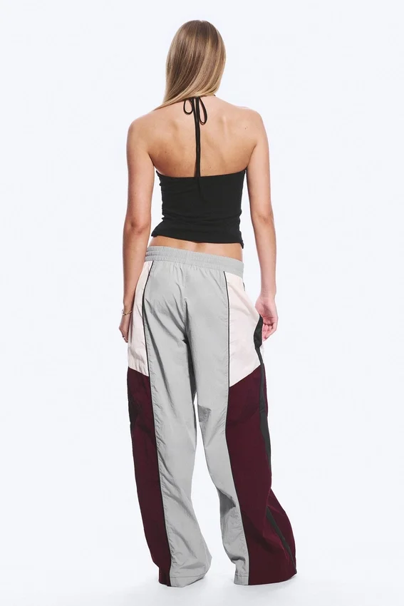 Pantalones de talle bajo y pierna ancha con bloques de color – Gris/Rosa/Rojo Pantalones de talle bajo y pierna ancha con bloques de color – Gris/Rosa/Rojo