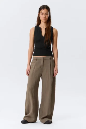 Pantalones de talle bajo y pierna ancha con efecto arrugado – Beige
