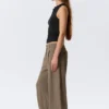 Pantalones de talle bajo y pierna ancha con efecto arrugado – Beige Pantalones de talle bajo y pierna ancha con efecto arrugado – Beige