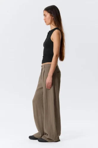 Pantalones de talle bajo y pierna ancha con efecto arrugado – Beige