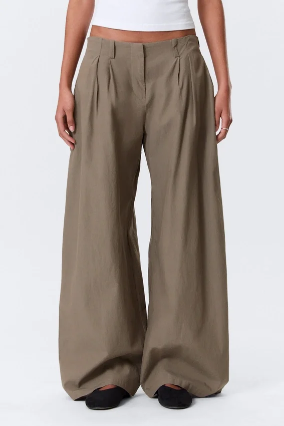 Pantalones de talle bajo y pierna ancha con pliegues – Dusty Mole Pantalones de talle bajo y pierna ancha con pliegues – Dusty Mole