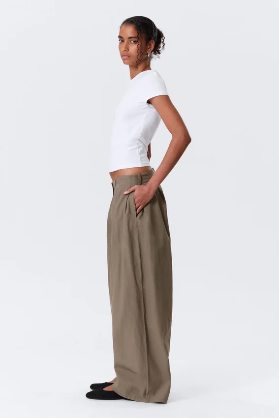 Pantalones de talle bajo y pierna ancha con pliegues – Dusty Mole Pantalones de talle bajo y pierna ancha con pliegues – Dusty Mole