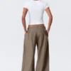 Pantalones de talle bajo y pierna ancha con pliegues – Dusty Mole Pantalones de talle bajo y pierna ancha con pliegues – Dusty Mole