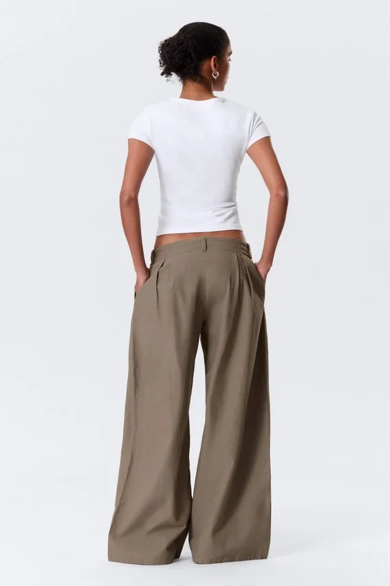 Pantalones de talle bajo y pierna ancha con pliegues – Dusty Mole Pantalones de talle bajo y pierna ancha con pliegues – Dusty Mole