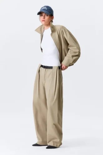 Pantalones de tiro bajo y pierna ancha con pliegues – Beige