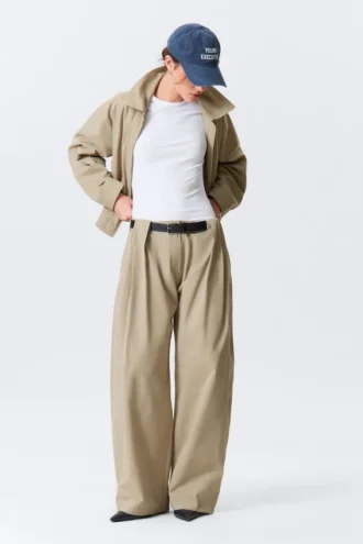 Pantalones de tiro bajo y pierna ancha con pliegues – Beige