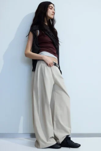 Pantalones de tiro bajo y pierna ancha con pliegues – Gris claro