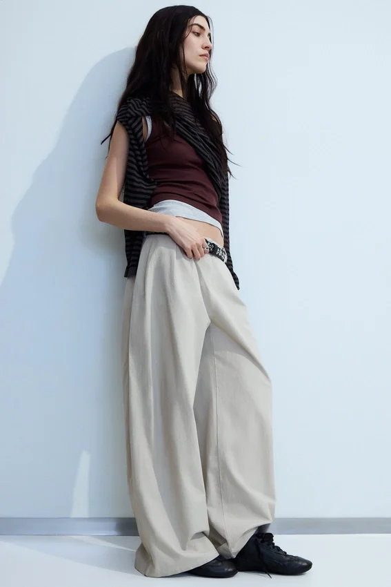 Pantalones de tiro bajo y pierna ancha con pliegues – Gris claro Pantalones de tiro bajo y pierna ancha con pliegues – Gris claro