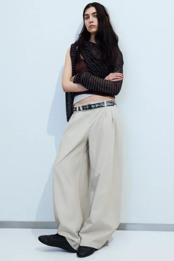 Pantalones de tiro bajo y pierna ancha con pliegues – Gris claro Pantalones de tiro bajo y pierna ancha con pliegues – Gris claro