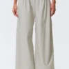 Pantalones de tiro bajo y pierna ancha con pliegues – Gris claro Pantalones de tiro bajo y pierna ancha con pliegues – Gris claro