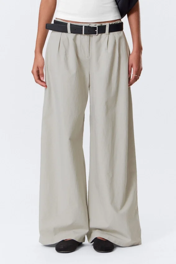 Pantalones de tiro bajo y pierna ancha con pliegues – Gris claro Pantalones de tiro bajo y pierna ancha con pliegues – Gris claro