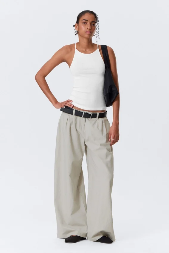 Pantalones de tiro bajo y pierna ancha con pliegues – Gris claro Pantalones de tiro bajo y pierna ancha con pliegues – Gris claro