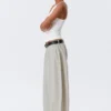 Pantalones de tiro bajo y pierna ancha con pliegues – Gris claro Pantalones de tiro bajo y pierna ancha con pliegues – Gris claro