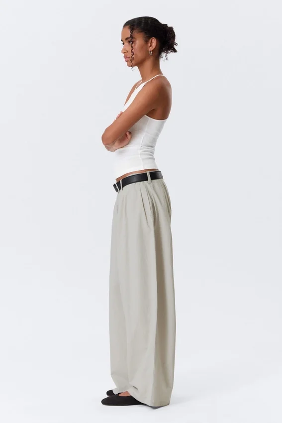 Pantalones de tiro bajo y pierna ancha con pliegues – Gris claro Pantalones de tiro bajo y pierna ancha con pliegues – Gris claro