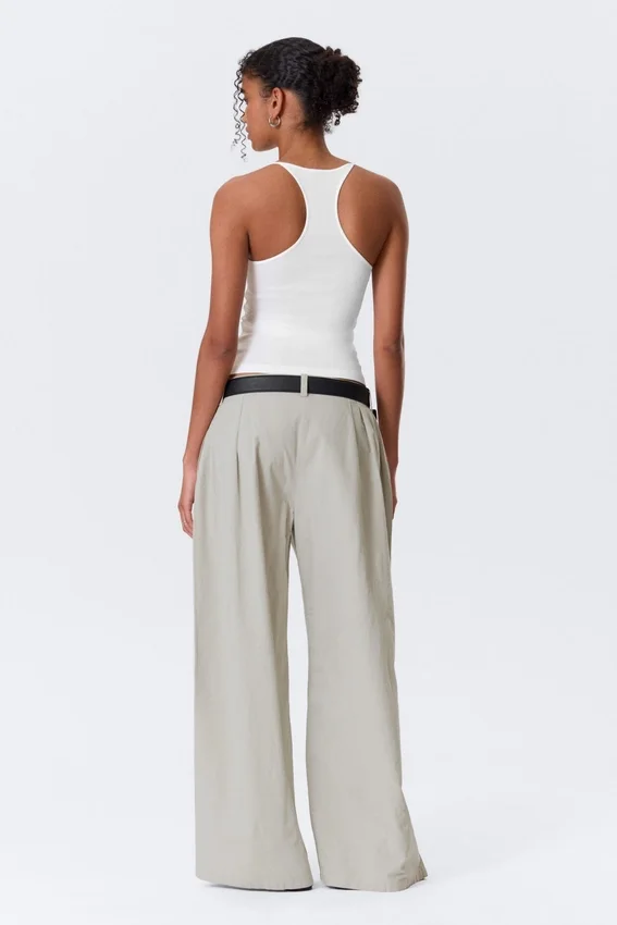 Pantalones de tiro bajo y pierna ancha con pliegues – Gris claro Pantalones de tiro bajo y pierna ancha con pliegues – Gris claro